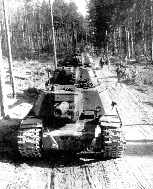 Колонна советский тяжелых САУ СУ-152 на марше, Карельский перешеек. Июль 1944 года. (фотоархив РККА)