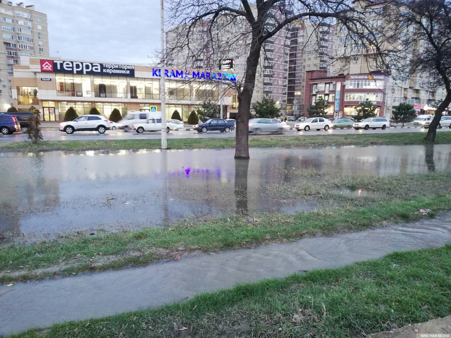 Поток воды, там где раньше была пешеходная зона