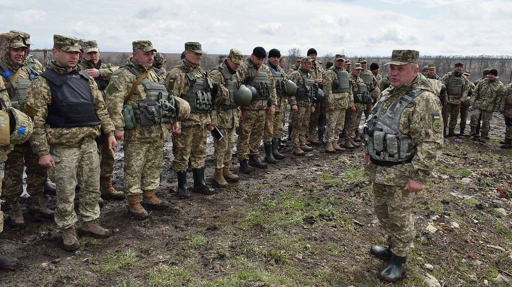 Украинские военнослужащие в Луганске