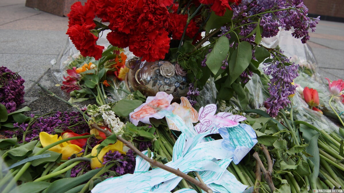 Бумажные цветы и ваза из дома, Мемориальный комплекс 