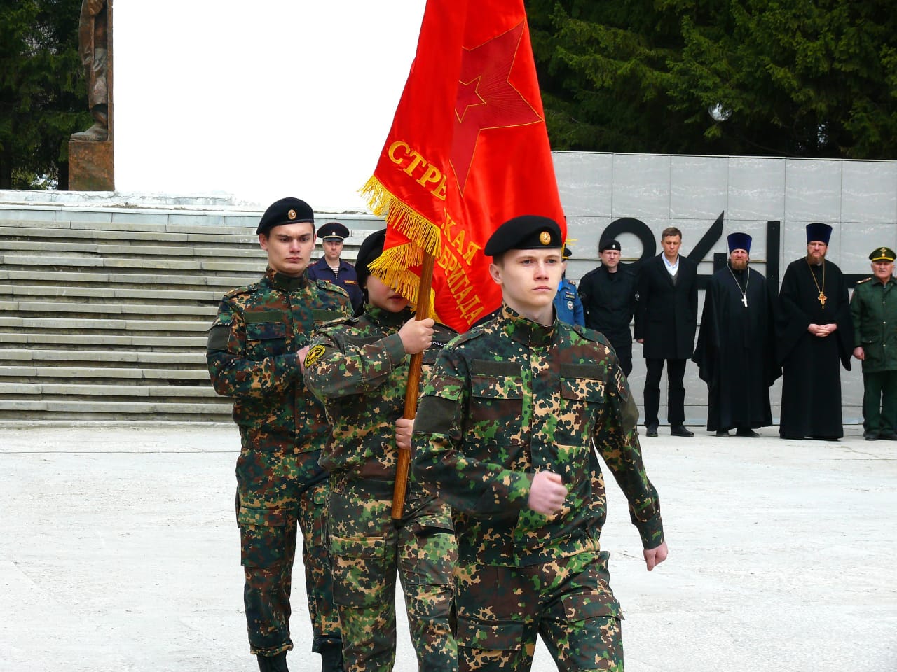 Передача копии знамени 65-й морской стрелковой бригады в Златоусте