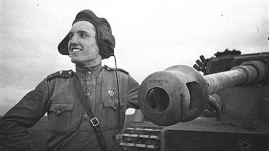 Старший лейтенант Иван Шевцов рядом с подбитым им немецким танком «Тигр»