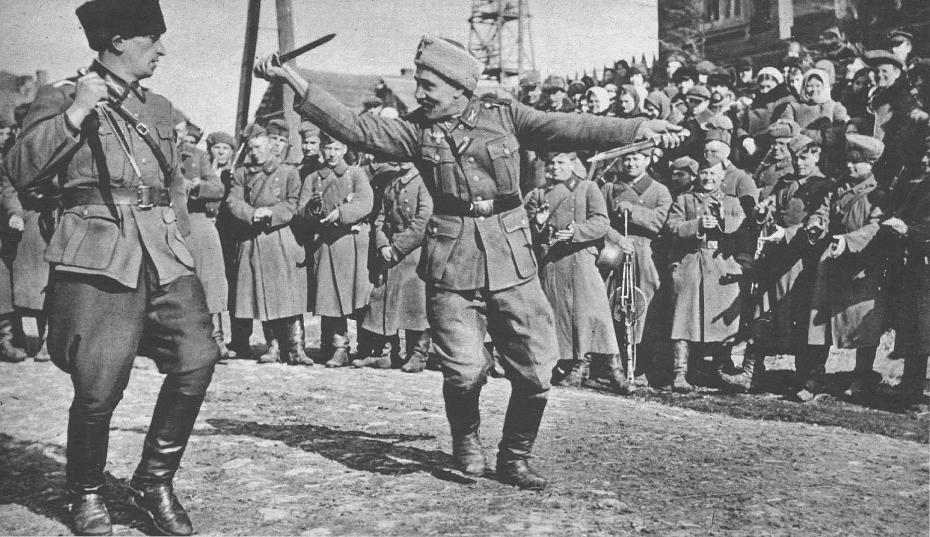 Казаки из 5-го донского полка вермахта танцуют для немецкого корреспондента. 1943
