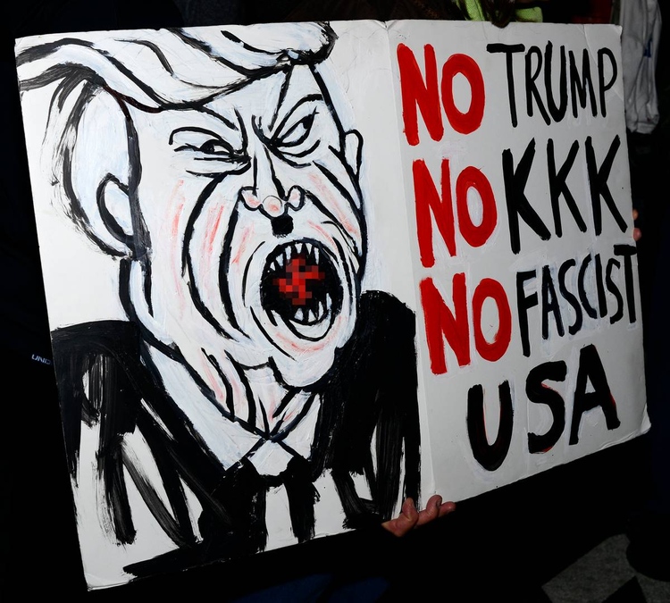 Антифашистский плакат: «Нет — Трампу. Нет — ку-клукс-клану. Нет — фашистским США»