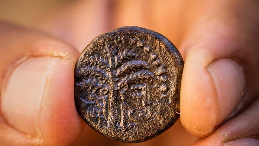 Древняя монета с надписью 
