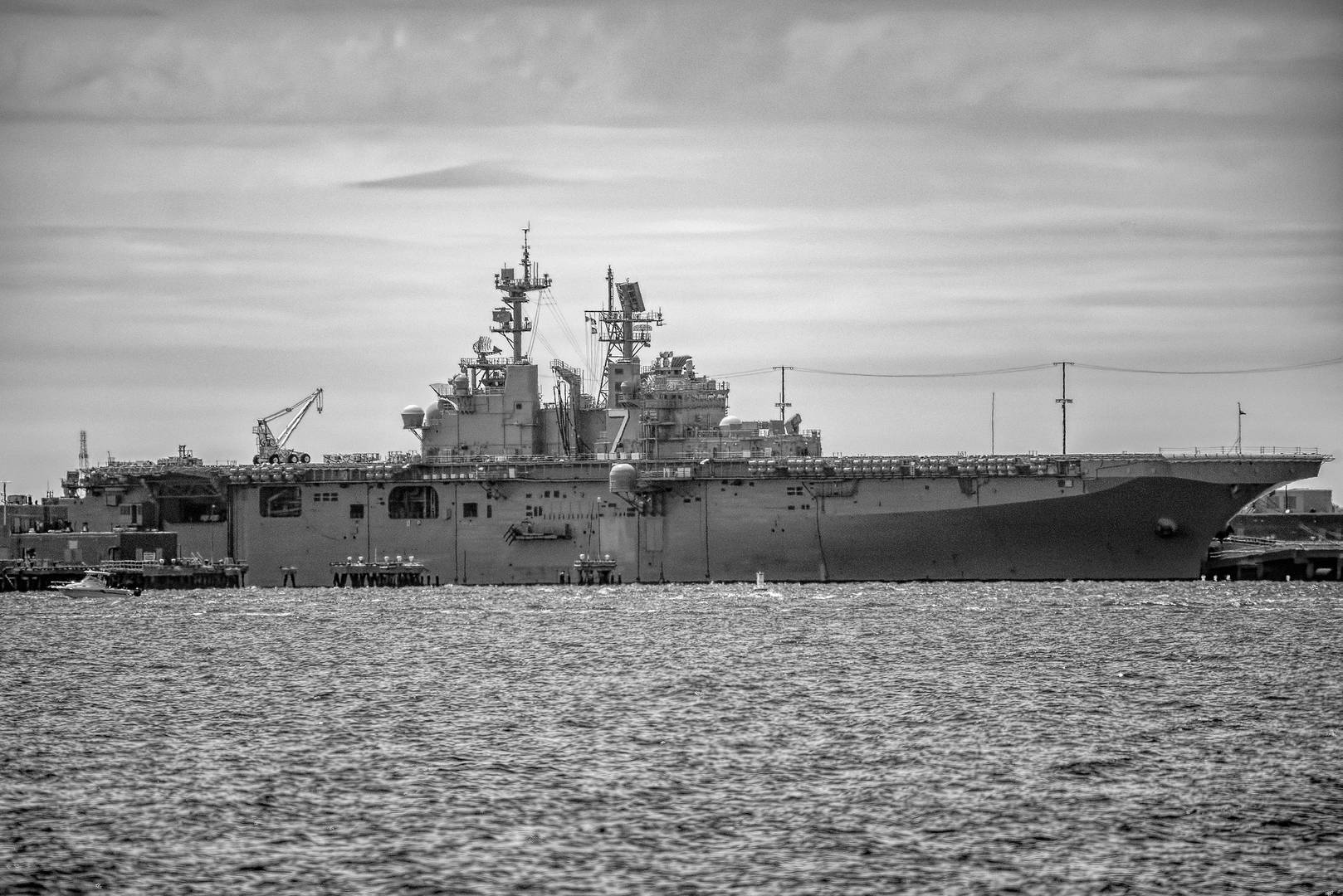 Десантный корабль Tripoli ВМС США