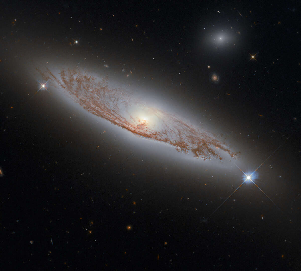 Галактика NGC 5037 в созвездии Девы