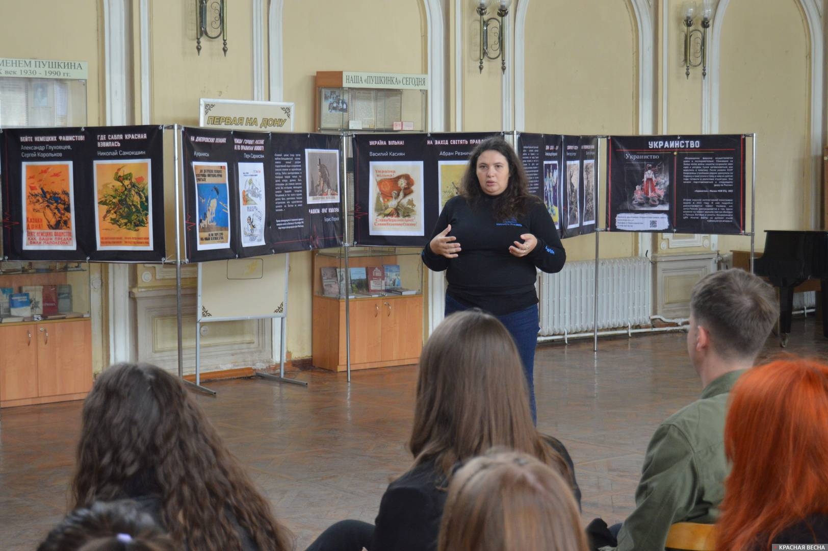 Татьяна Загороднюк на выставке антифашистского плаката в Донской реальной гимназии № 62