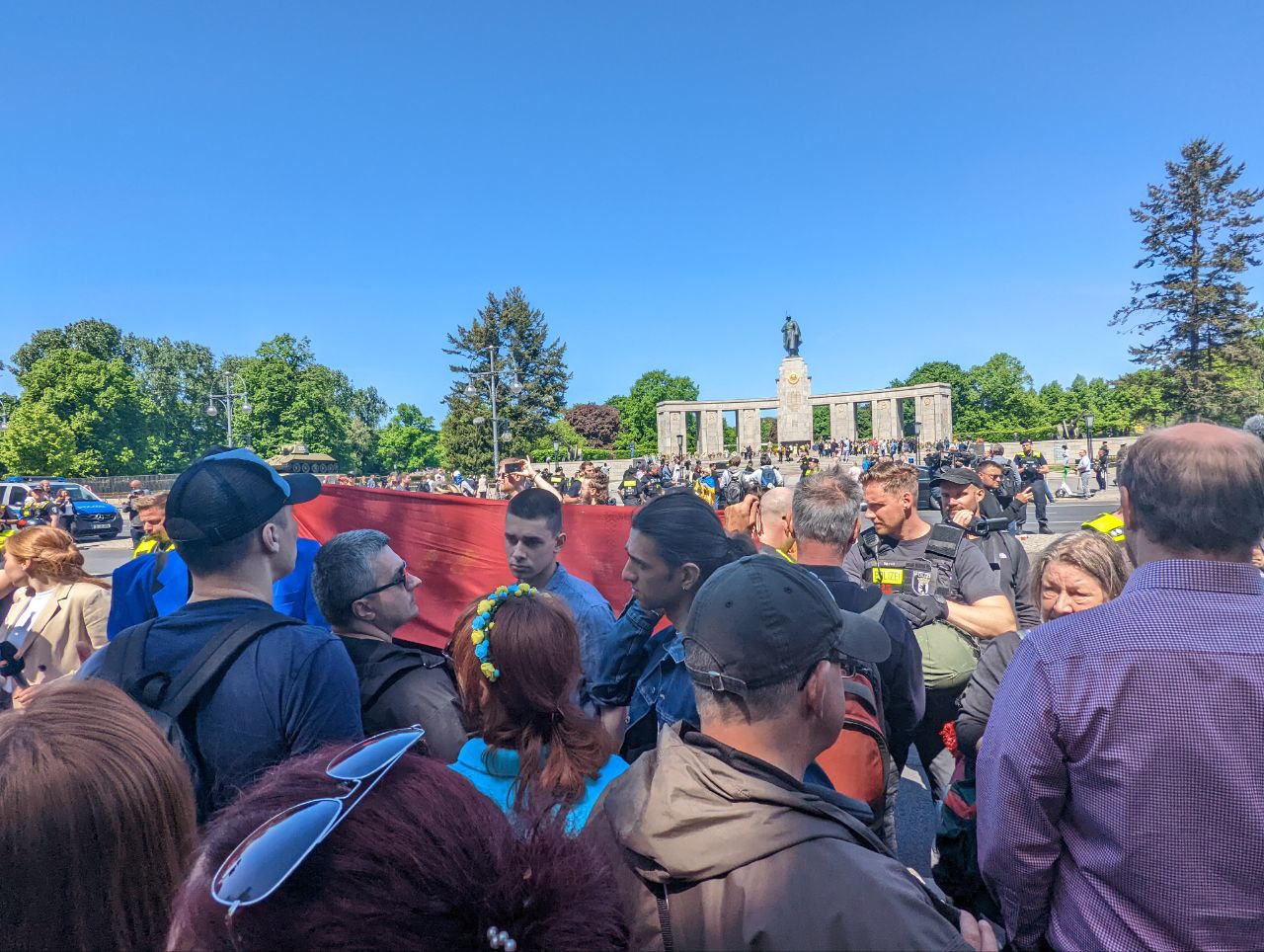 Антиукраинская демонстрация в Берлине у Советского мемориала в Тиргартене