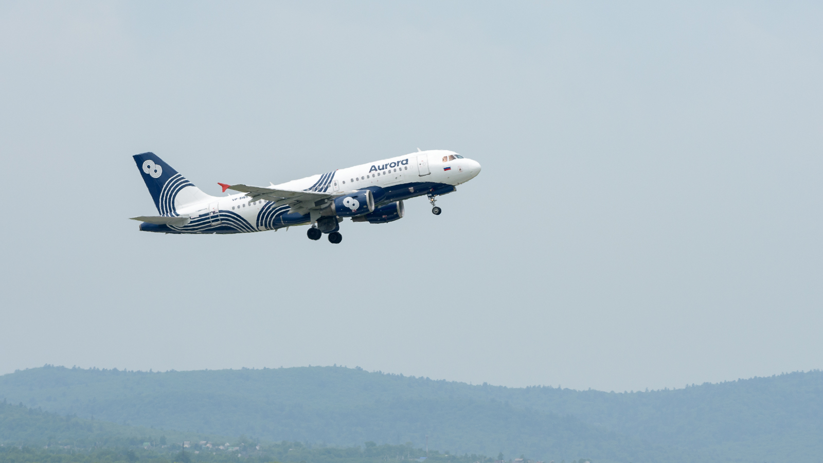 Взлет Airbus A319 авиакомпании Аврора в аэропорту Владивосток.