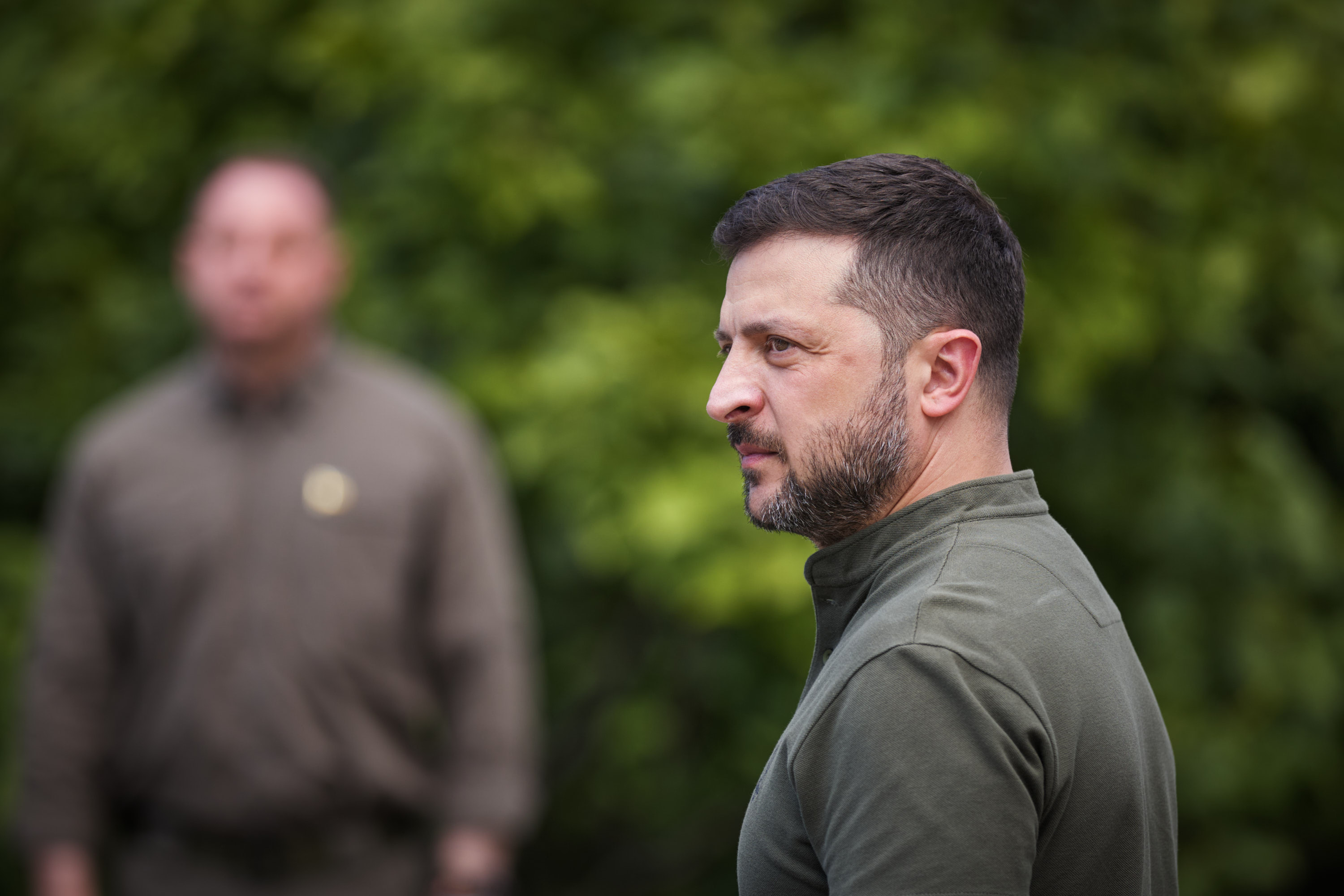 Зеленский и Ермак (на заднем плане)