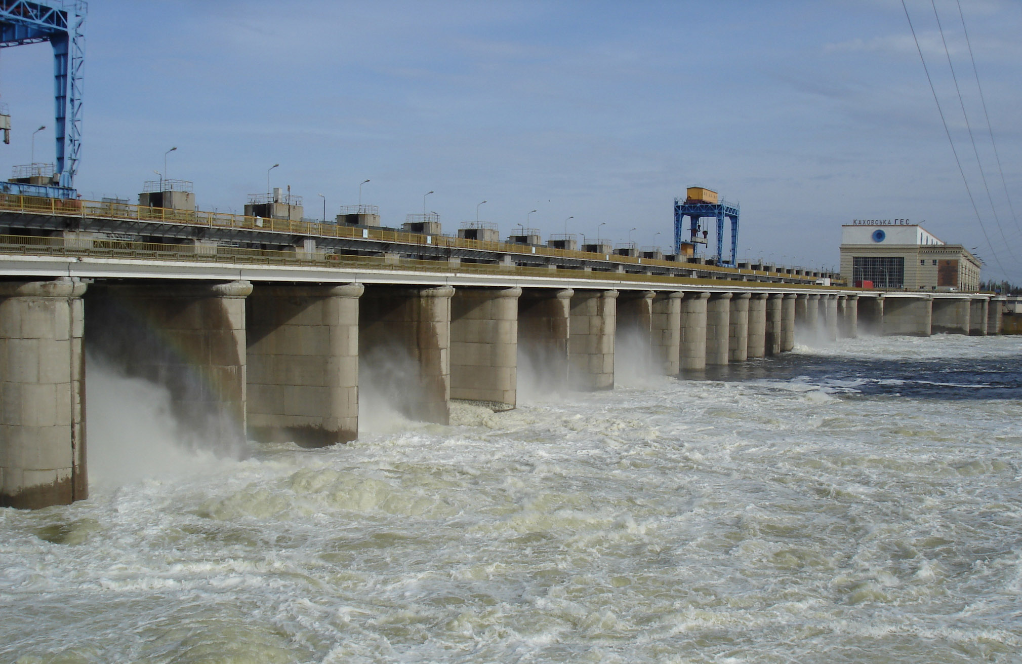 Сброс воды на плотине Каховской ГЭС