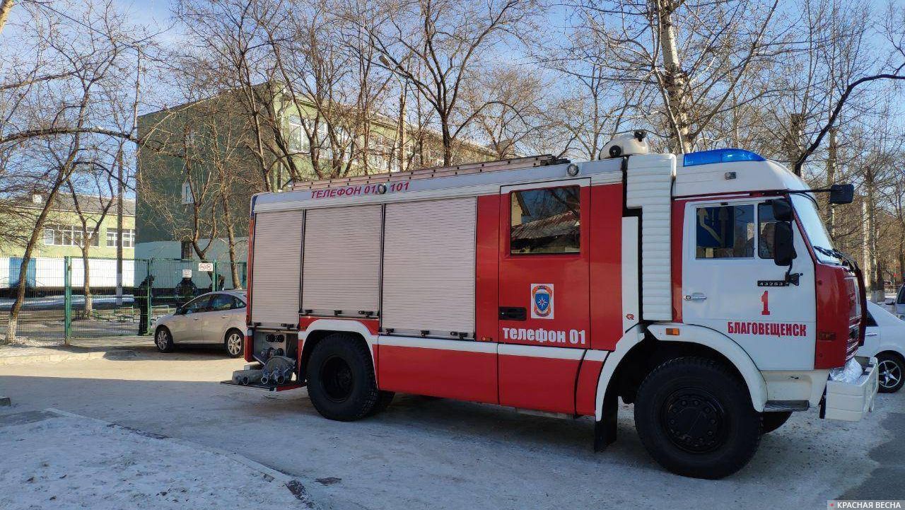 Пожарная машина рядом со школой в Благовещенске