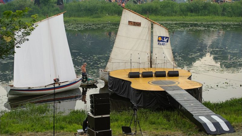 Главная сцена Грушинского фестиваля 2011 в традиционной форме гитары