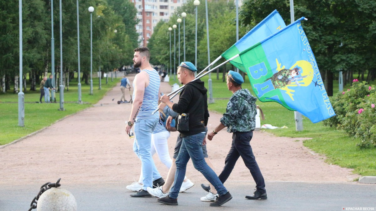 Группа десантников в парке 300-летия Санкт-Петербурга. 2 августа 2020.
