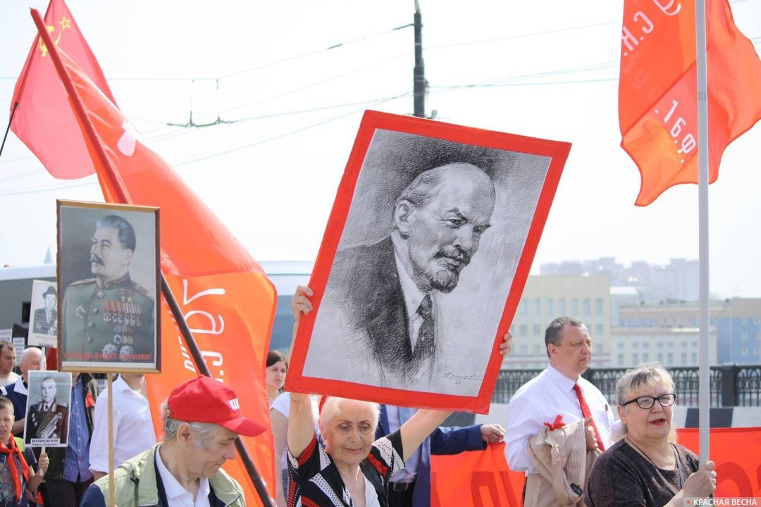 Портреты Сталина и Ленина в Бессмертном полку