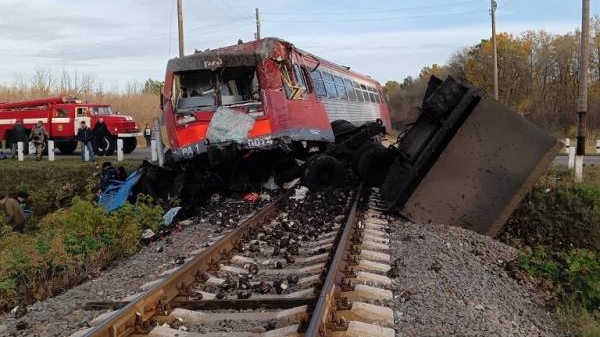 Столкнувшиеся поезд и «КамАЗ» в Сампурском районе Тамбовской области 17.10.2022