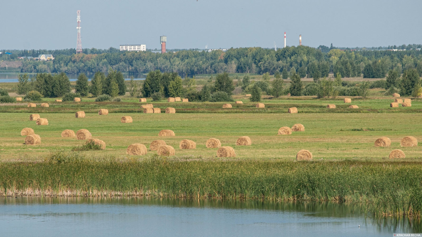 Река и поля со стогами сена