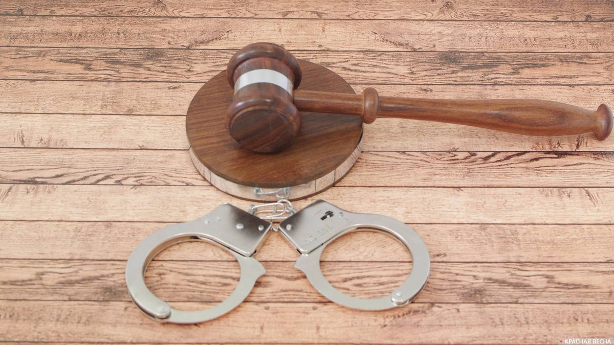 Молоток судьи и наручники