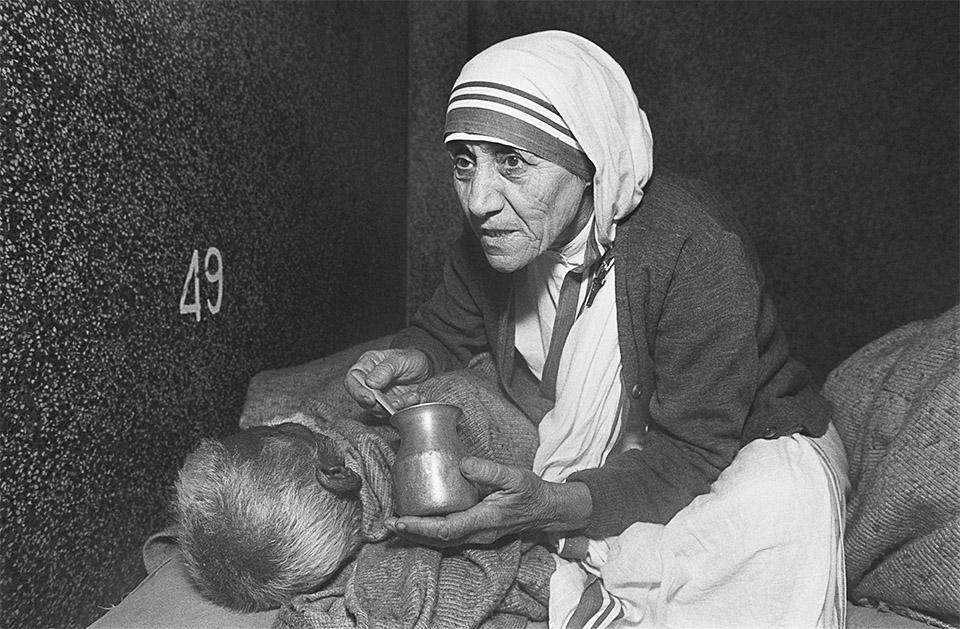 Мать Тереза в доме для умирающих в Калькутте, Индия. 1980 г.
