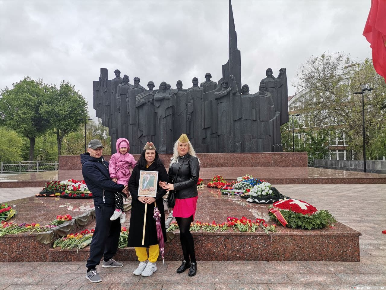 Воронежцы на возложении цветов, 9 мая 2021 года
