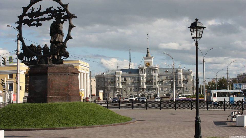 Площадь Октября. Памятник Крестьянам-переселенцам на Алтай. Барнаул. 26.08.2017