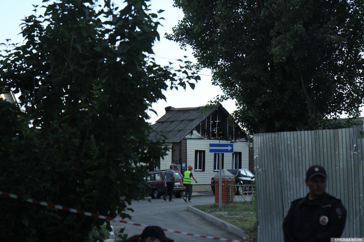 Поврежденный обстрелом дом