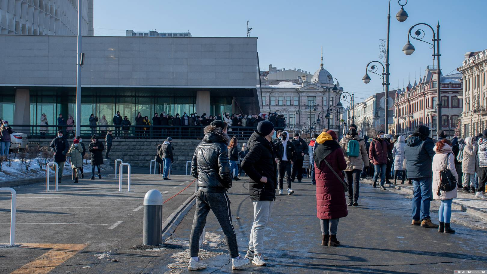 Часть протестующих на крыльце здания администрации Приморского края, Владивосток, 23.01.2021