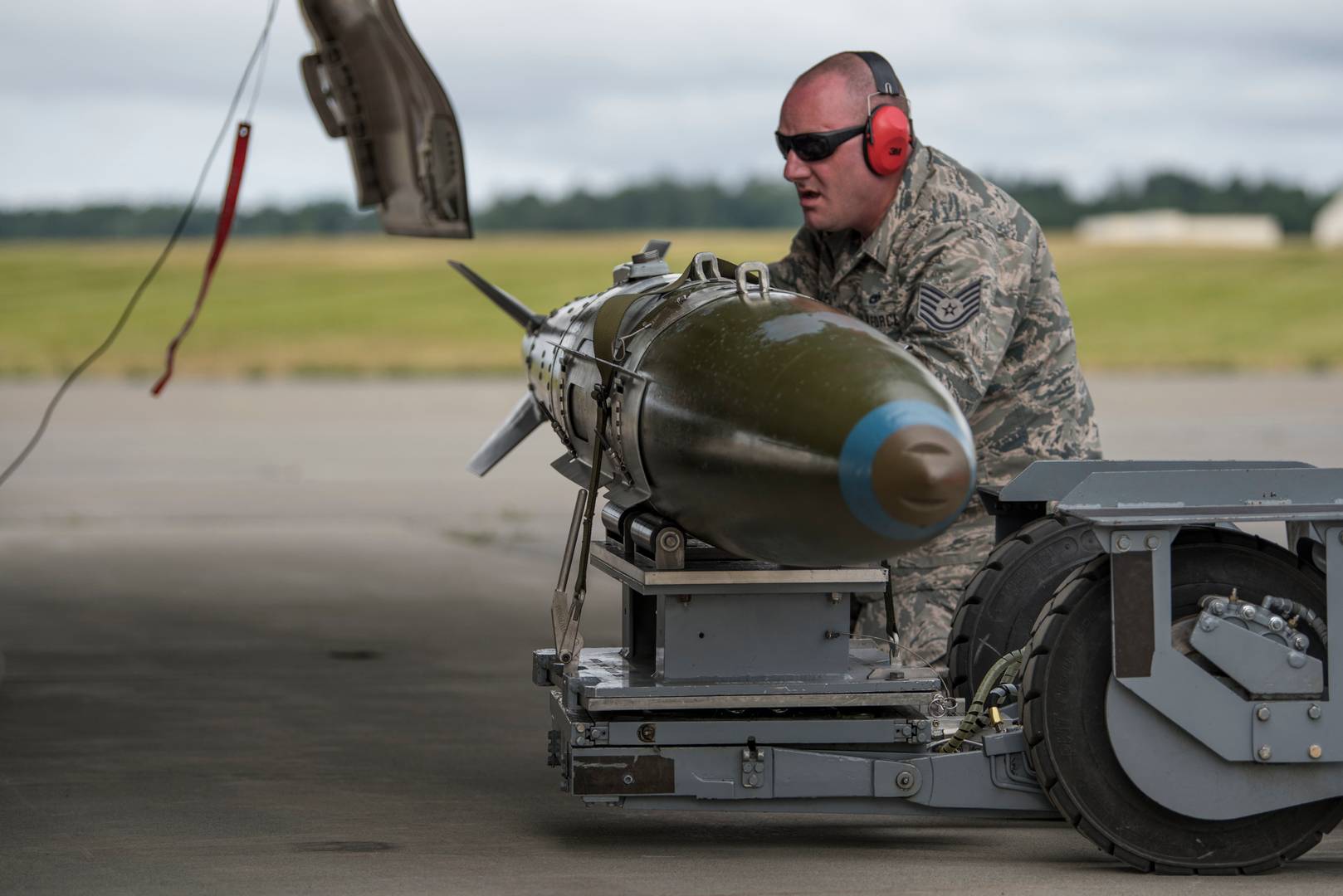 Тысячефунтовая бомба GBU-32 с комплектом высокоточного наведения JDAM