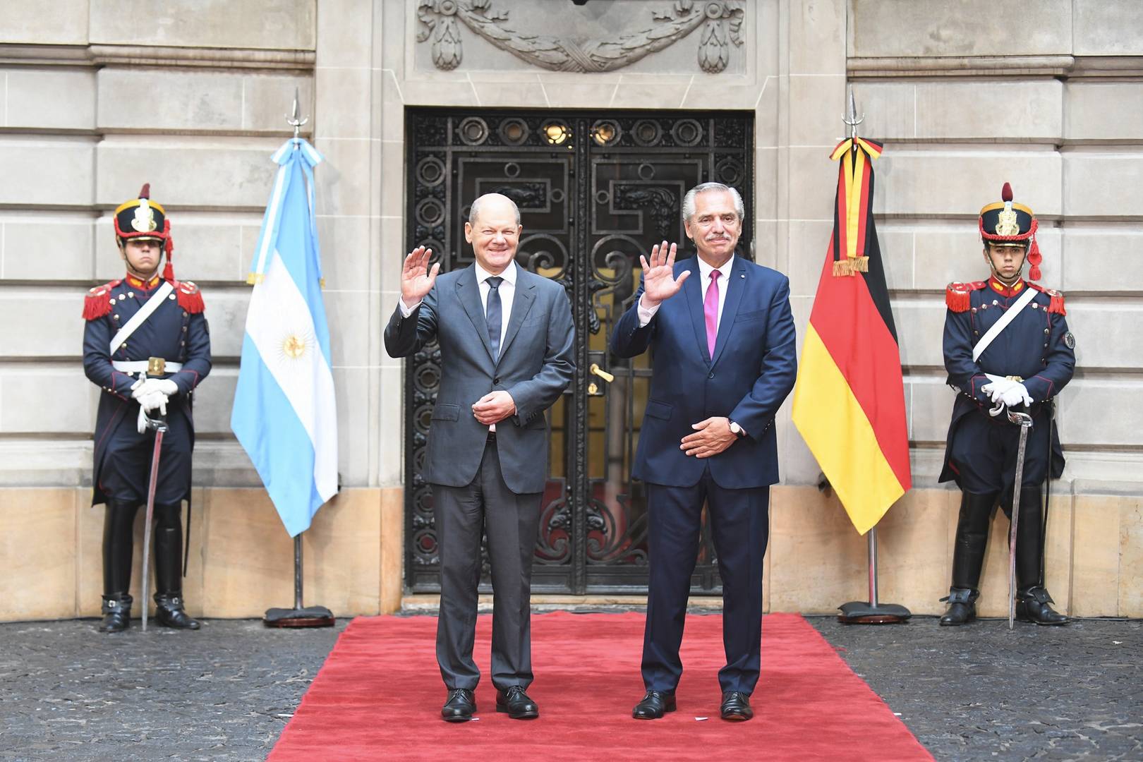 Канцлер Германии Олаф Шольц (слева) и президент Аргентины Альберто Фернандес (справа)