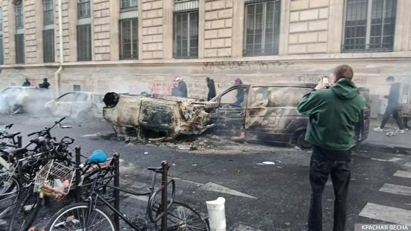 На улице Фобур‑дю‑Тампль — сожжённые автомобили и велосипеды.