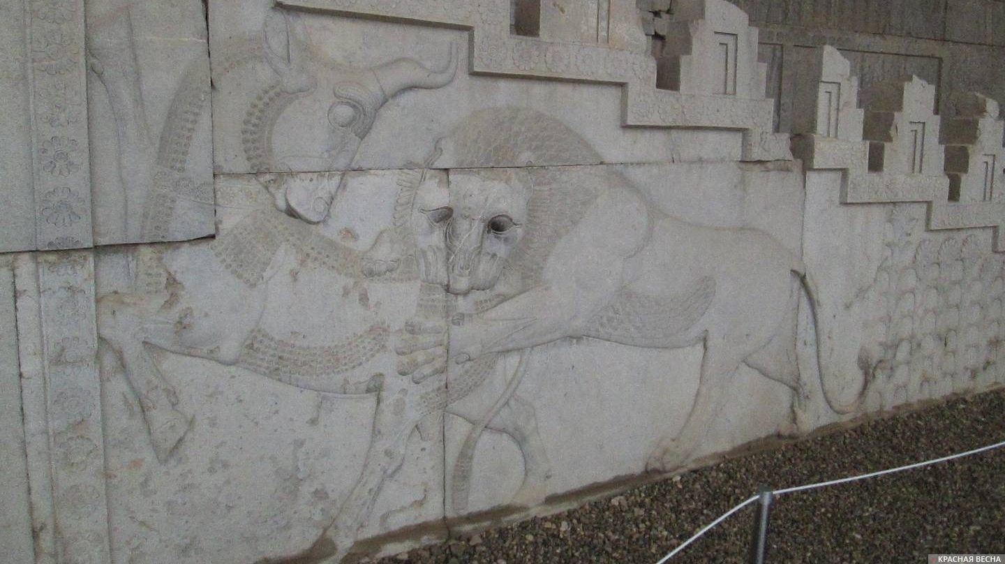 Лев (символ добра) атакует быка (символ зла). Барельеф восточной лестницы Ападаны. Персеполис. Иран