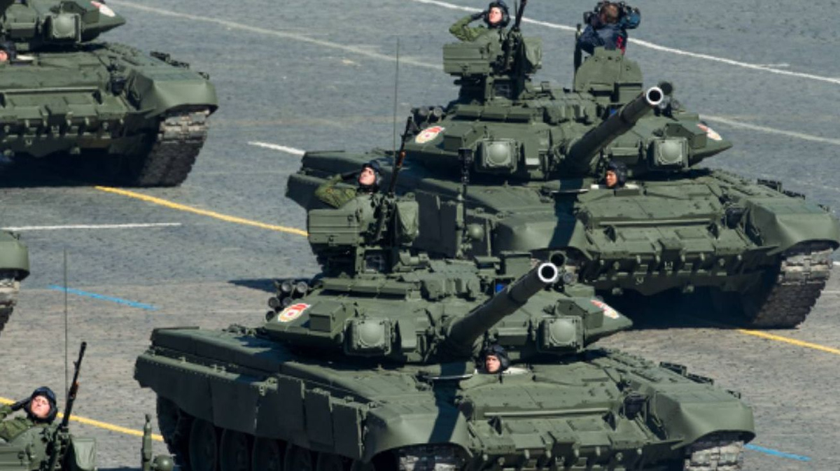 Колонна танков Т-72 на параде
