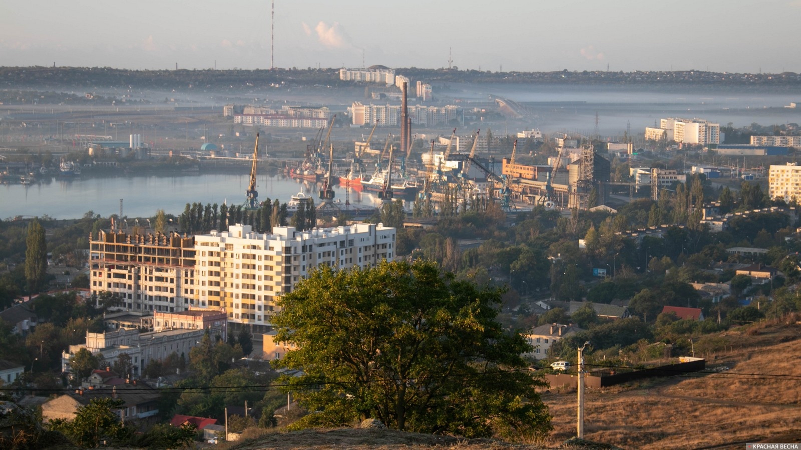 Вид на Керчь и керченский морской рыбный порт. Крым