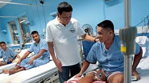Президент Филиппин Р. Дутерте с ранеными солдатами в госпитале. 2016