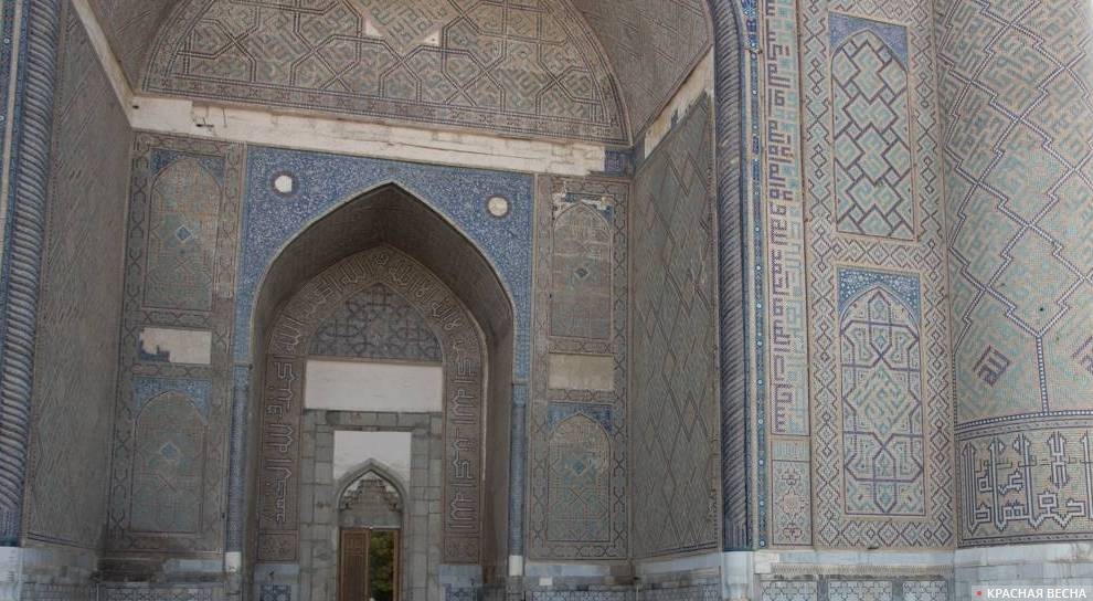 Вход в мечеть Биби-Ханум