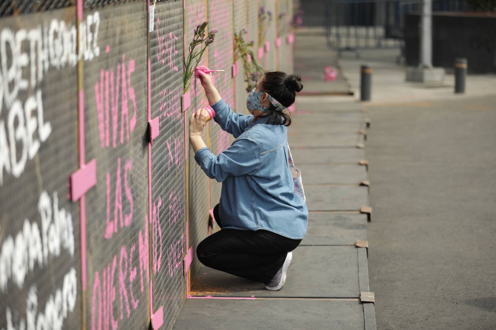Мексиканки наносят на стену перед президентским дворцом новые надписи и призывы