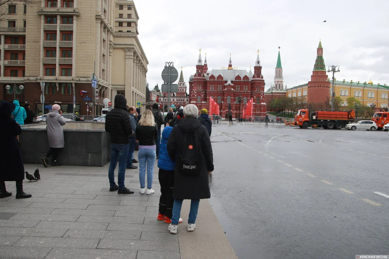 Люди в центре Москвы на 9 мая