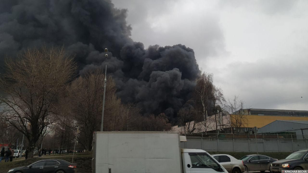 Что горит на юге москвы. 13 Декабря пожар Москва. Пожар в Чертаново. Пожар в Чертаново сейчас. Пожар Чертаново Москва.