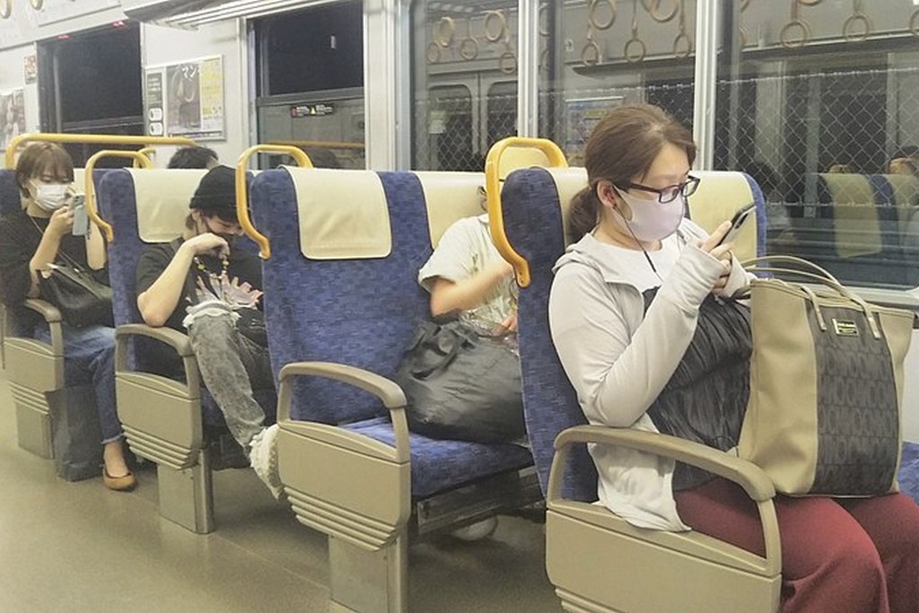 Люди в масках в общественном транспорте
