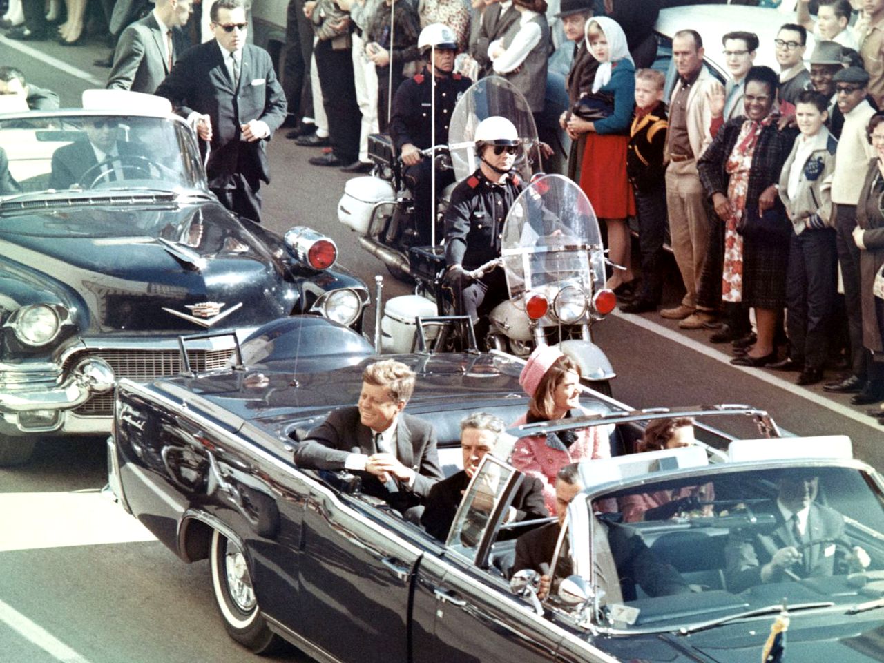 Президент Джон Кеннеди в лимузине в Далласе 22 ноября 1963