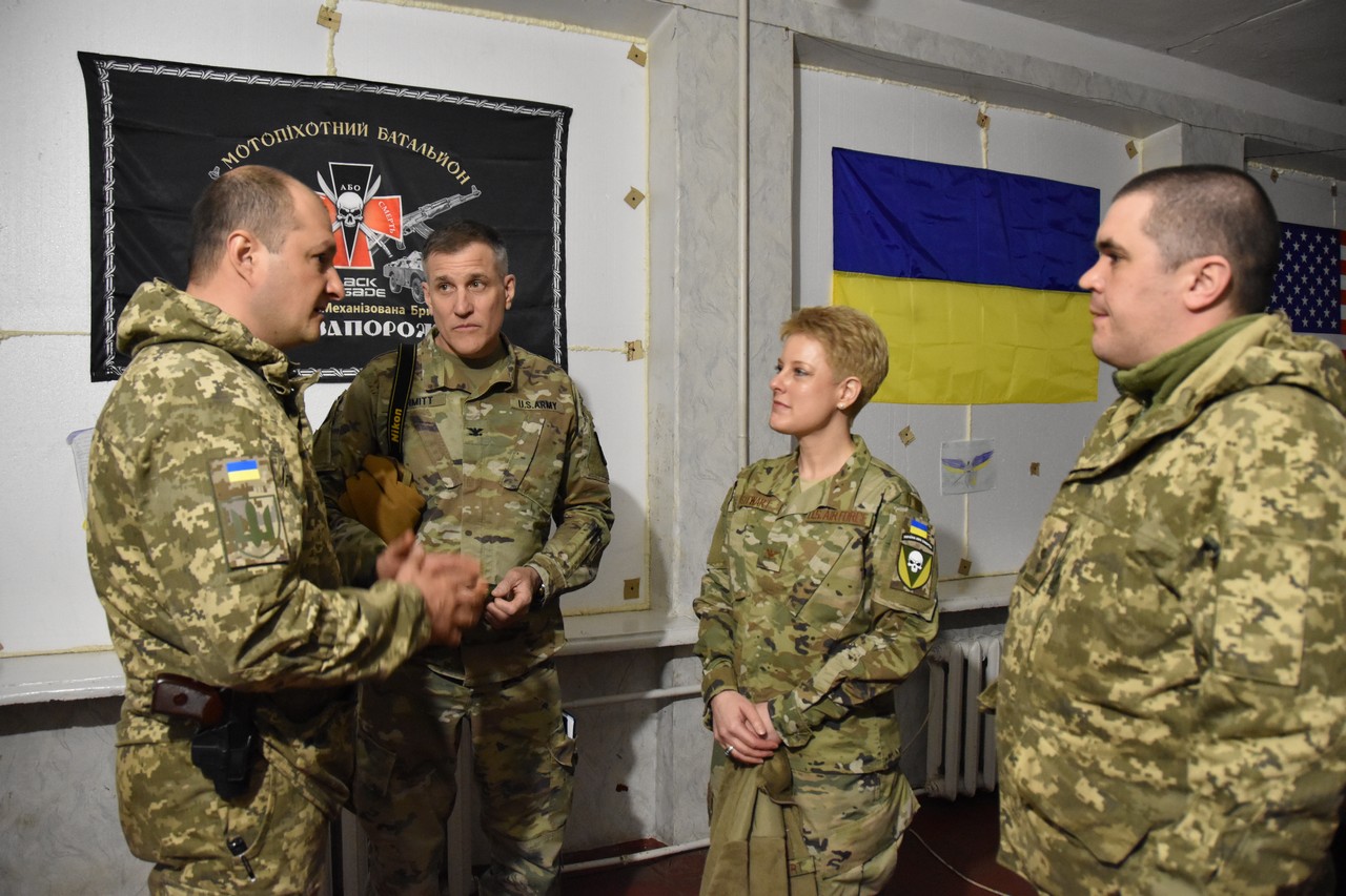 Полковник США Бриттани Стюарт, надевшая шевроны украинской бригады во время осмотра позиций ВСУ в Донбассе