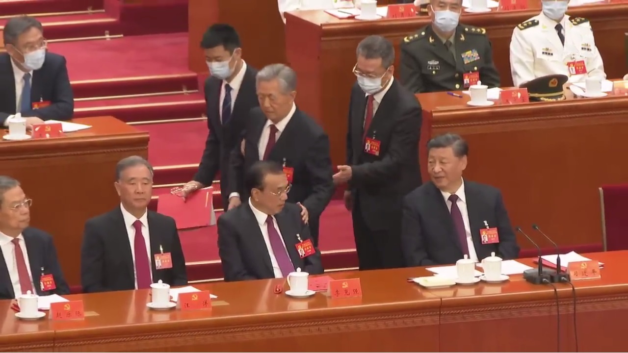 Ху похлопывает по плечу своего протеже, премьер-министра КНР Ли Кэцяна