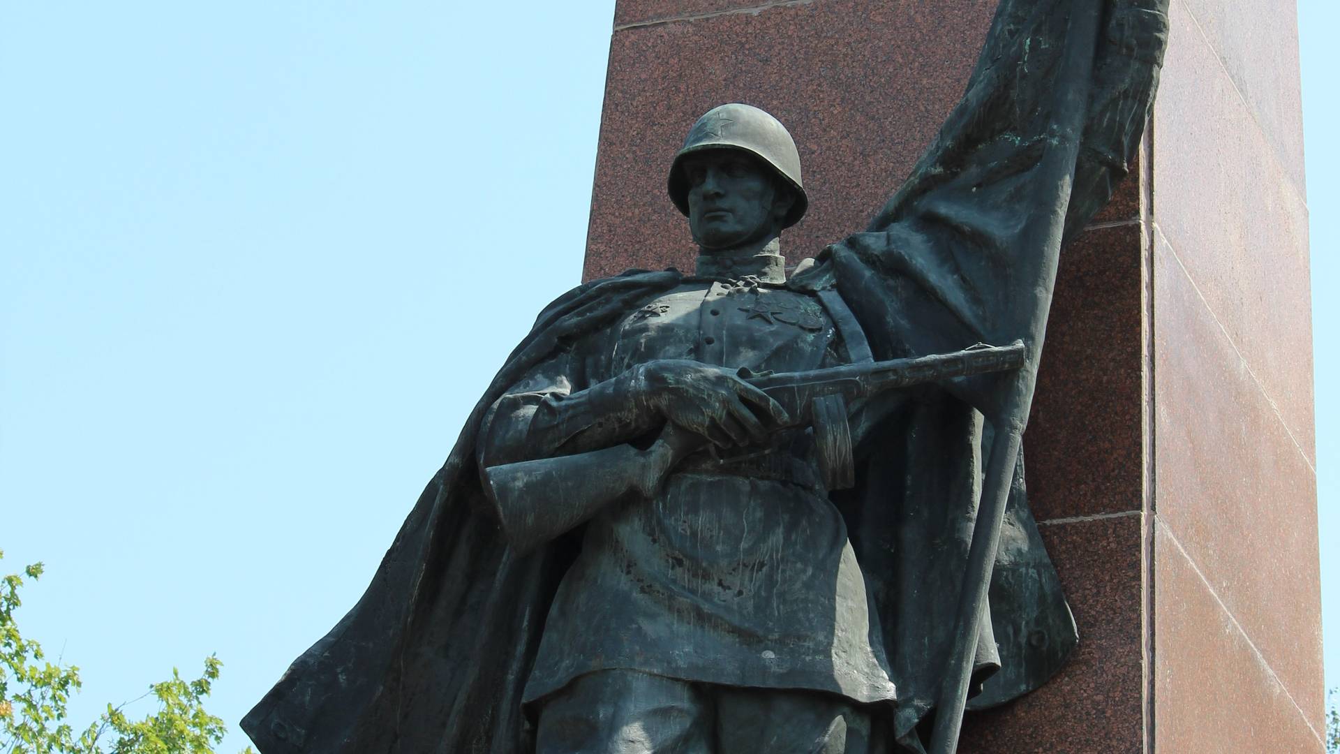 Памятник советским солдатам в Черновцах