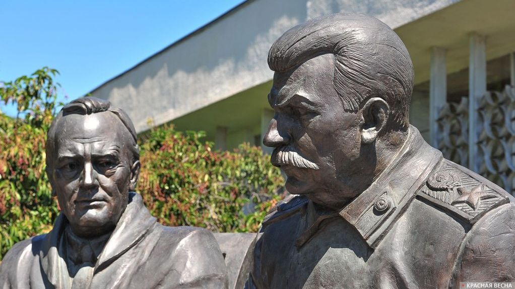 Памятник участникам Ялтинской конференции в Ливадии. Крым