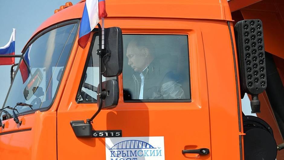 Владимир Путин принял участие в открытии движения по автодорожной части Крымского моста.