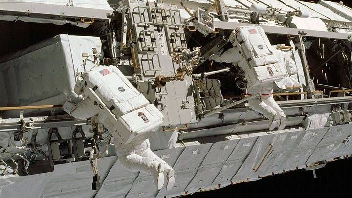 Американские астронавты в открытом космосе