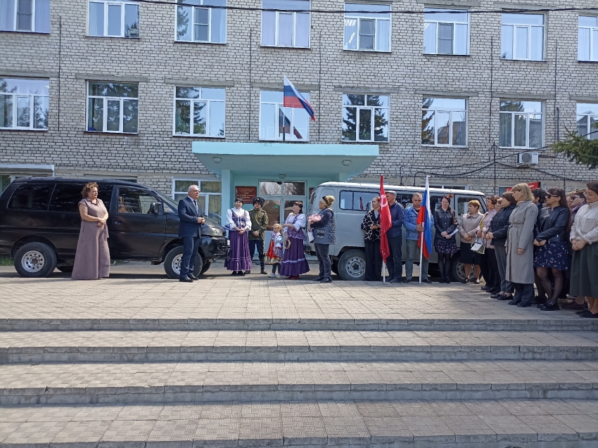 В Забайкалье медики районной больницы передали две машины на СВО