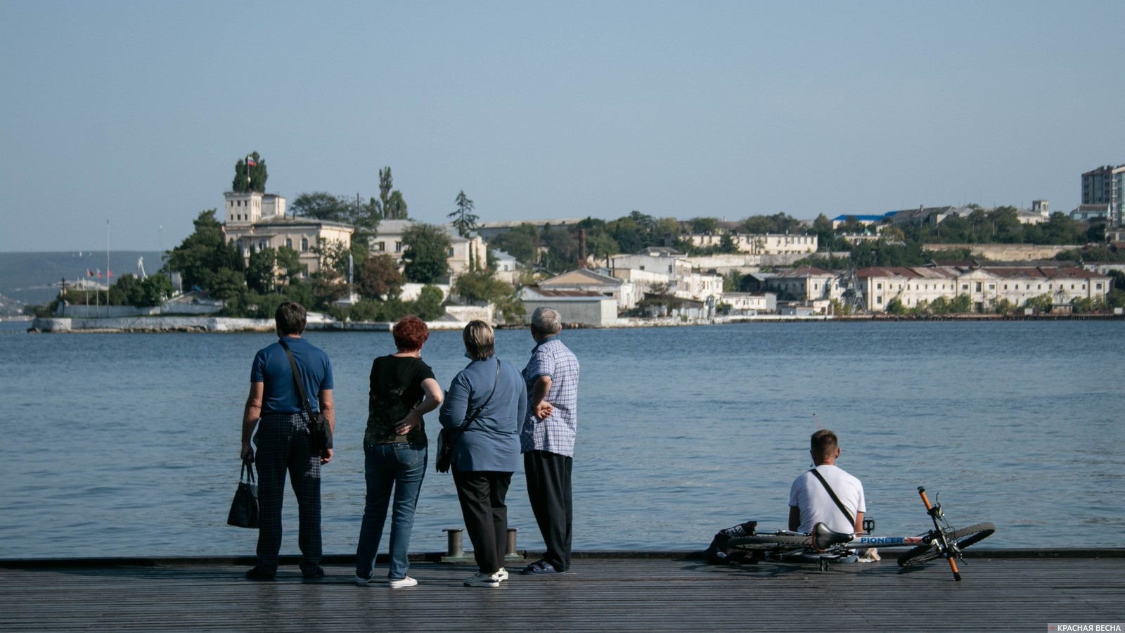 Туристы на Графской пристани. Севастополь, Крым