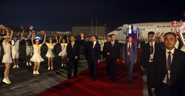 Премьер-министр Грузии Ираклий Гарибашвили (машет рукой) прибыл в Китай